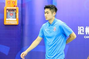 记者：朱辰杰、路易斯随申花前往郑州 陈晋一未随队